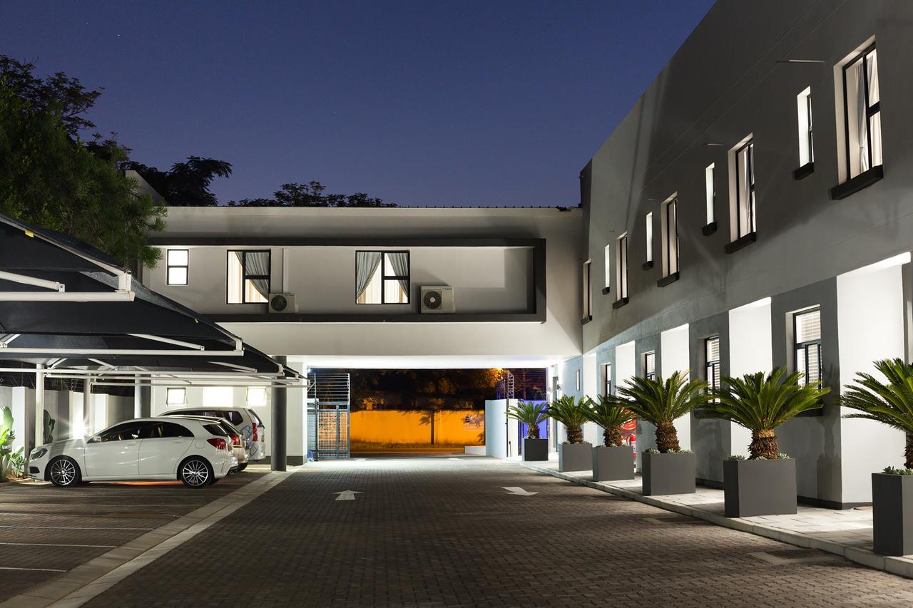 City Mews On Independence Габороне Екстериор снимка